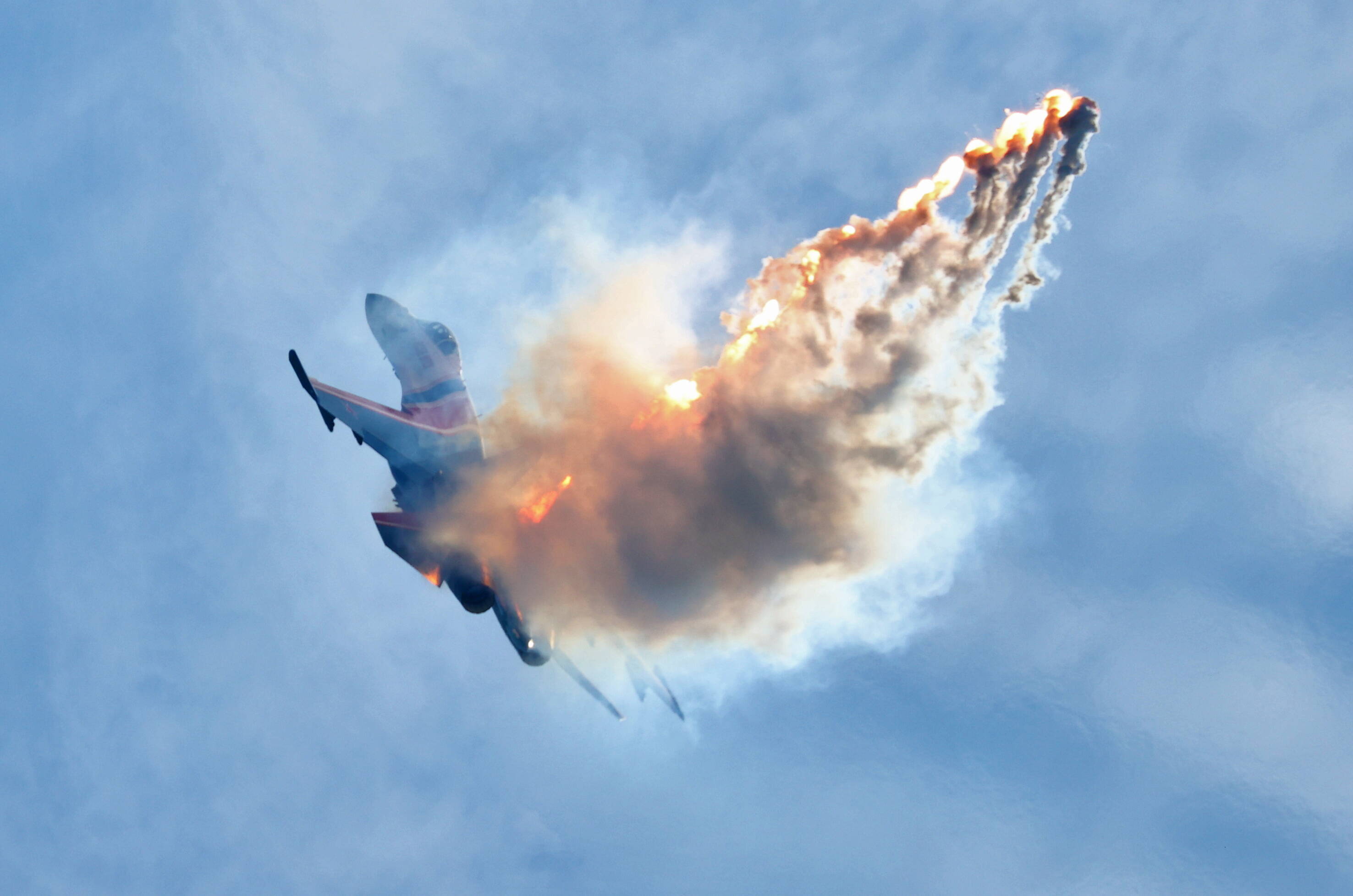 Russisches Kampfflugzeug abgestürzt - war es ein Treffer? Putins Millionbomber zerschellt am Boden!