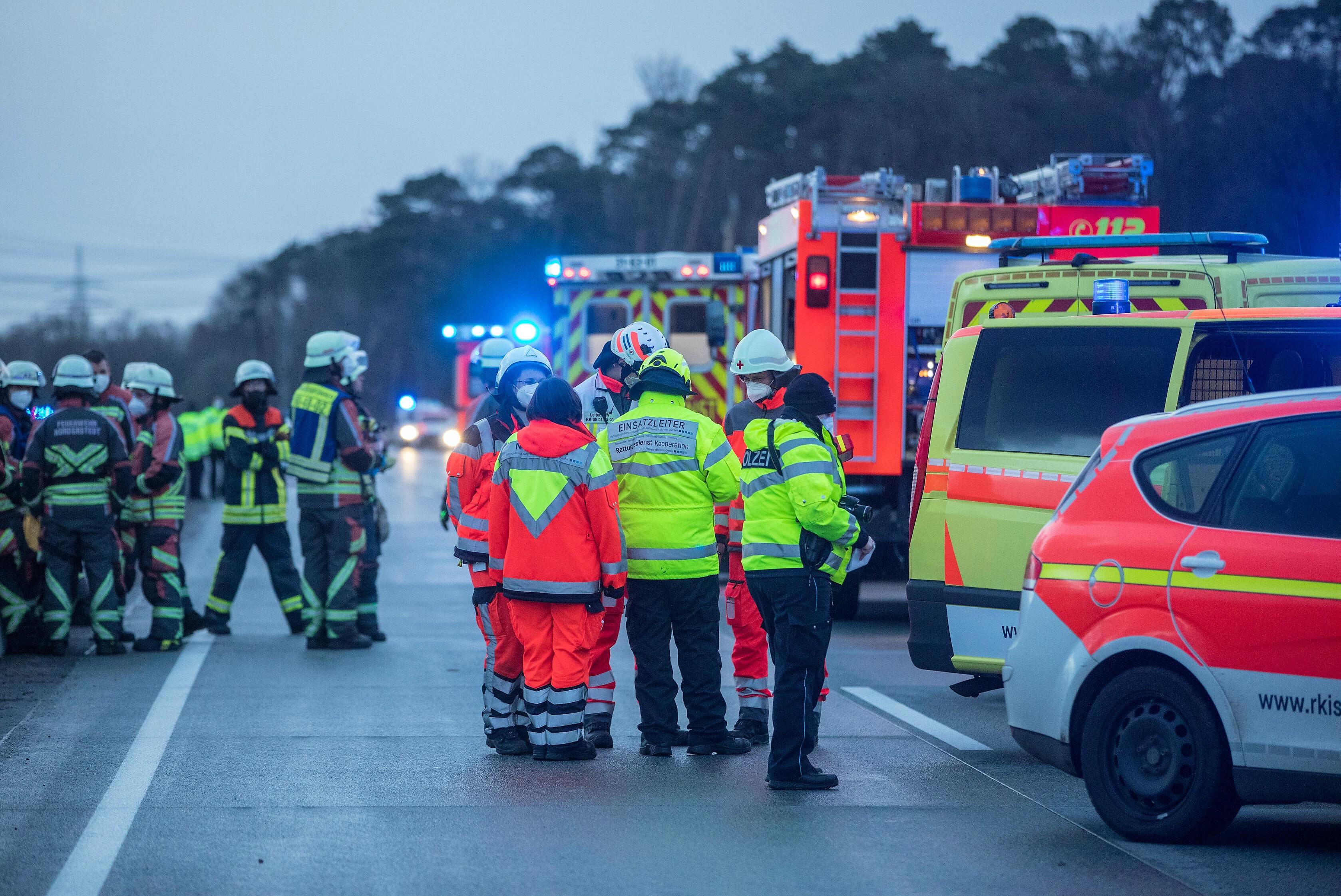 Tödlicher Unfall auf der Landstraße - Autofahrerin (37) stirbt nach Frontalcrash mit LKW!