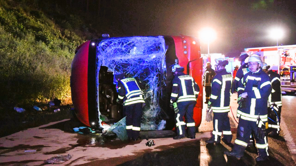 Vollsperrung!- Deutscher rast frontal in Reisebus - es gibt Tote und Verletzte!