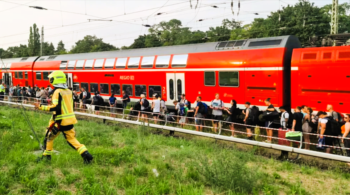 Anschlag in der deutschen Bahn! Steckdose manipuliert - Frau erleidet schweren Stromschlag - Krankenhaus!