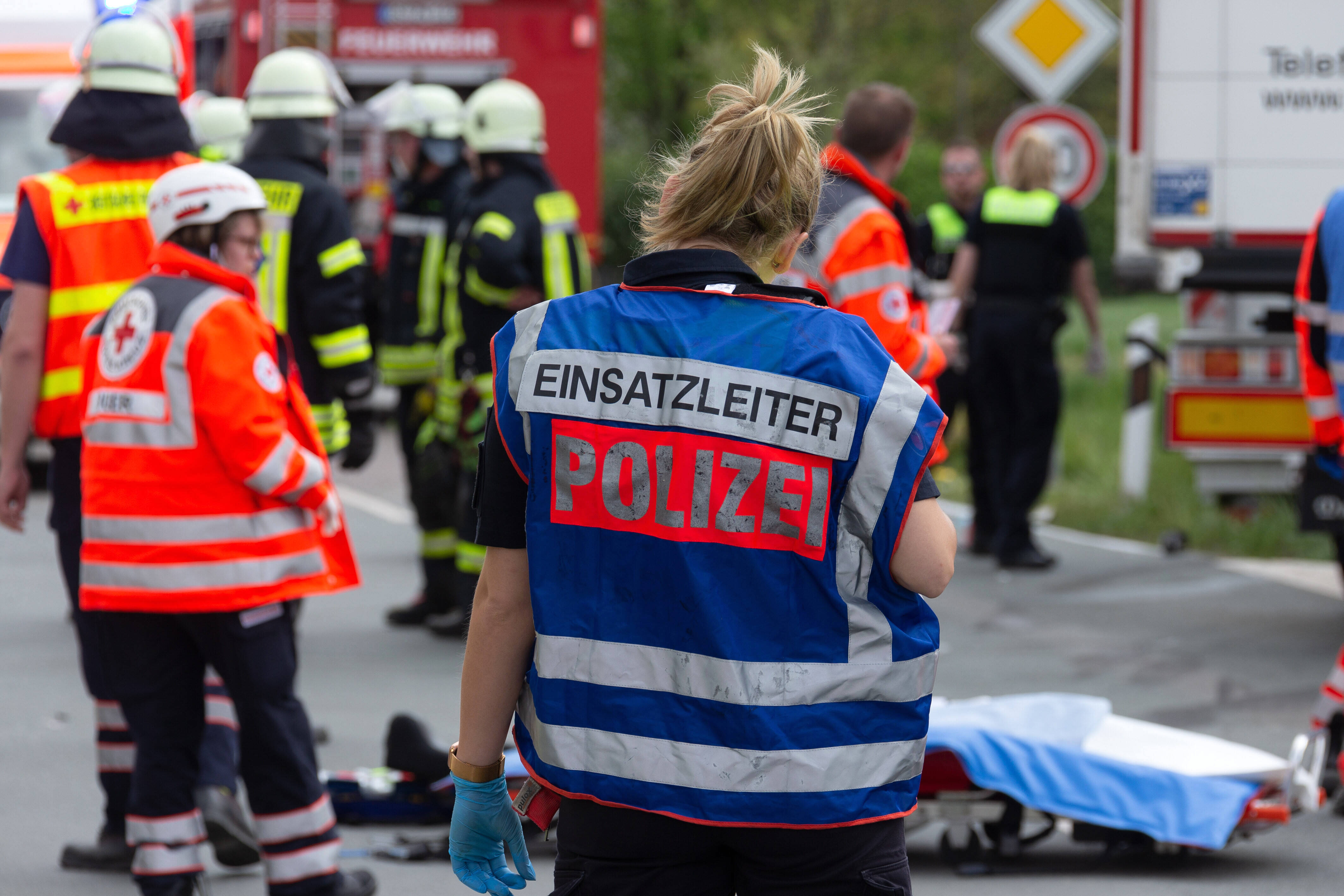 Vollsperrung nach tödlichem Unfall - Auto geht in Flammen auf, Fahrer stirbt noch vor Ort!