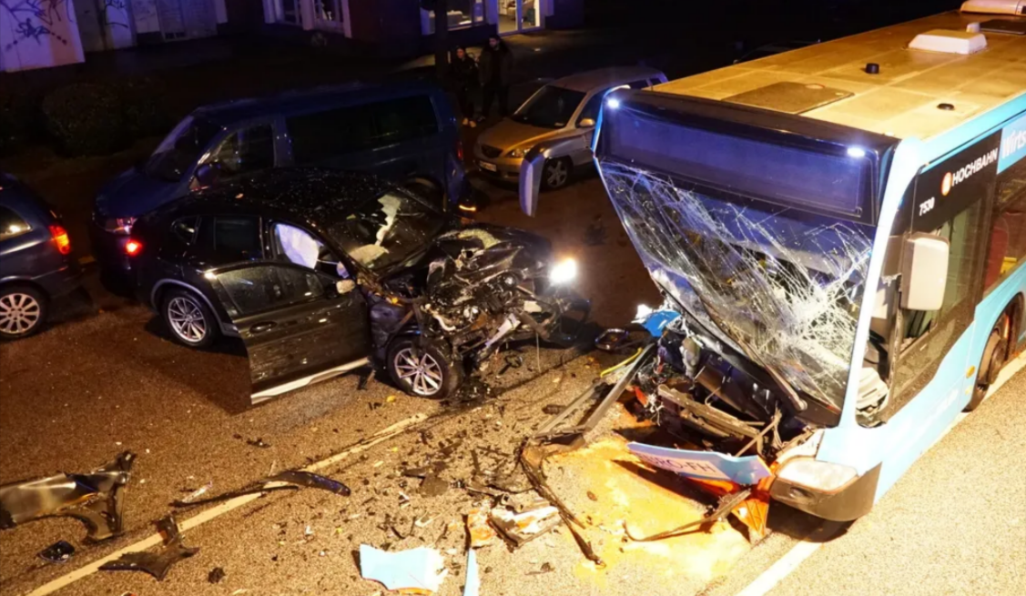 Eilmeldung - Auto rast in Schulbus! 40 Kinder an Bord, es gibt verletzte!