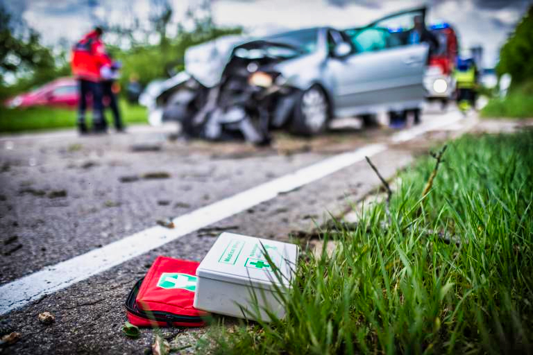 Trümmerfeld auf der Autobahn - Mehrere Personen verletzt! Vollsperrung