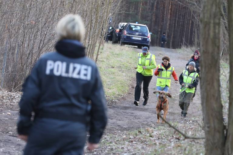 Kinderschänder gelingt die Flucht aus dem Gerichtssaal - Polizei warnt die Bevölkerung!