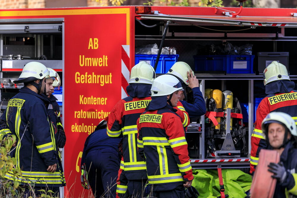 EILMELDUNG - Auto rast in Frisörsalon, 6 Menschen verletzt, 4 schwer! Mitten in Verkehrsberuhigter Zone!
