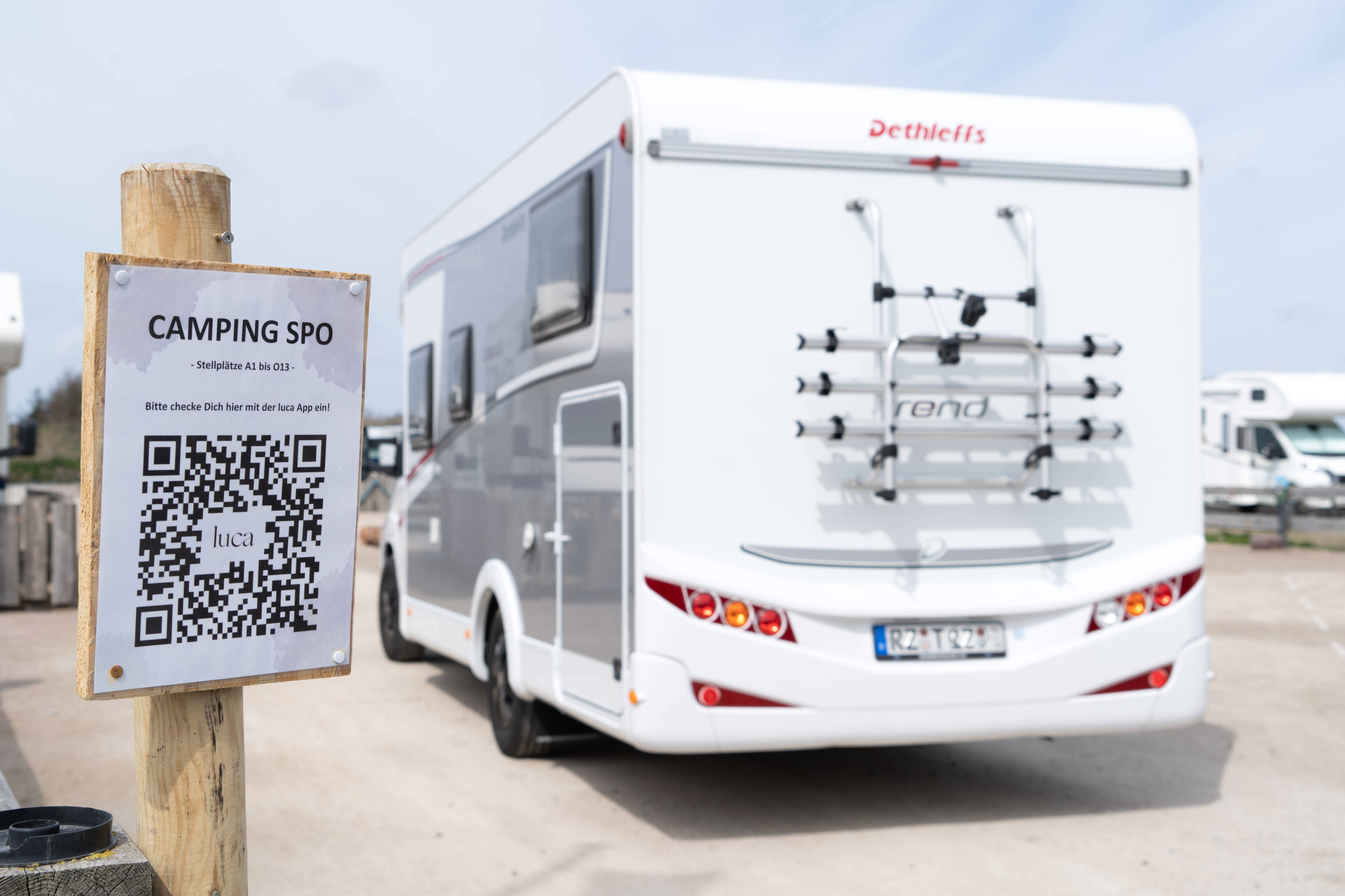 Blutüberströmte Leiche auf Camper-Parkplatz entdeckt - Schockierende Entdeckung in Leipzig!