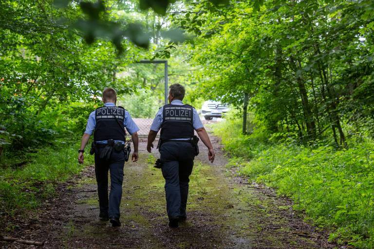 Mutter und Kind tot im Wald entdeckt! Spaziergänger machen Horrorfund, hat die Mutter sich und das Kind getötet?