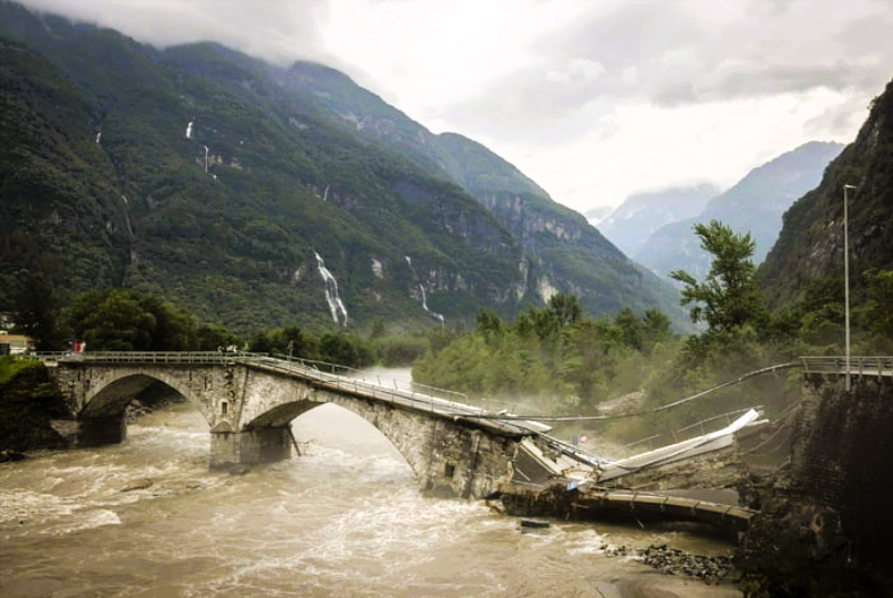 Tote nach Unwetter! Brücke eingestürzt, Erdrutsche, Evakuierungen und massive Zerstörungen!