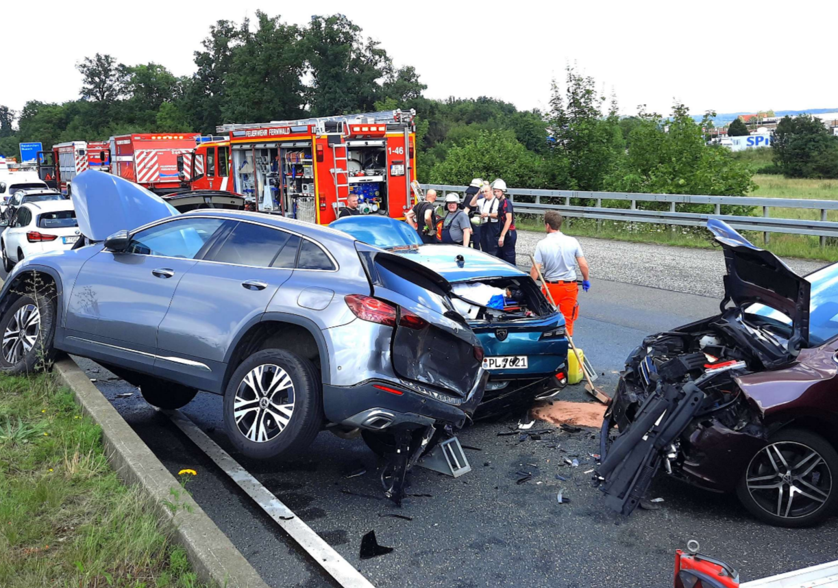 Horror-Unfall auf der Autobahn: Drei Menschen sterben bei Massencrash